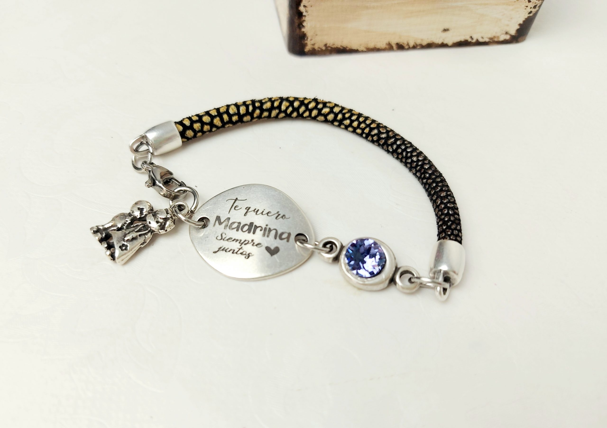 Pulsera cordón pez en caja de madera