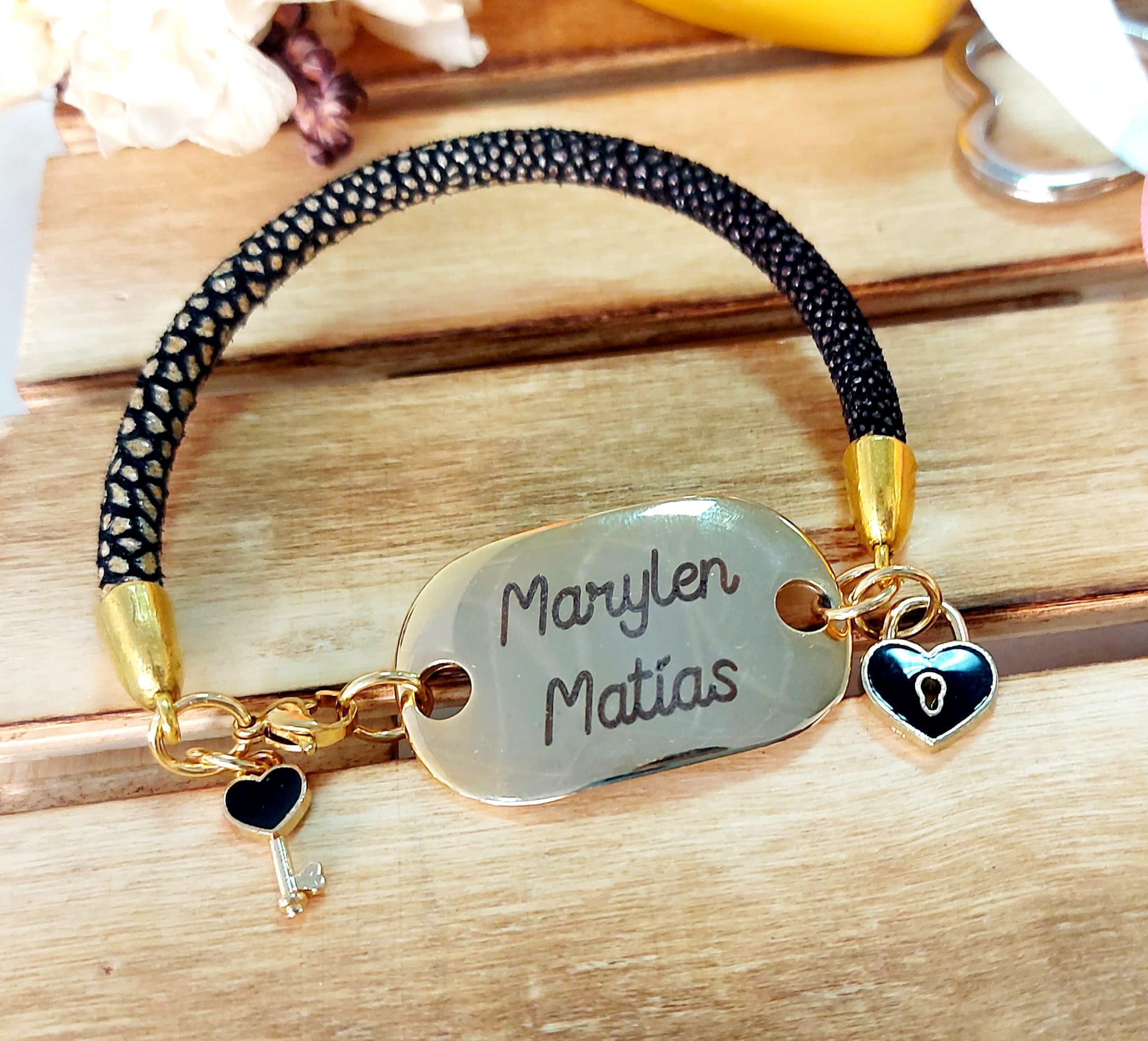 Pulsera cordón pez dorada