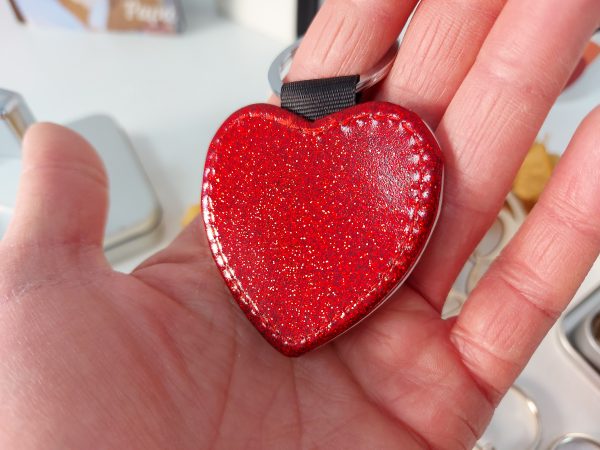 Llavero simil piel forma corazón - Imagen 6