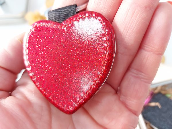 Llavero simil piel forma corazón - Imagen 7