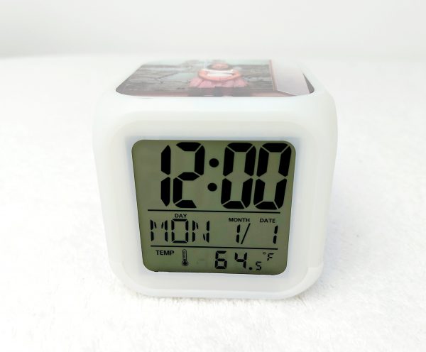 Reloj despertador con luz de colores - Imagen 6