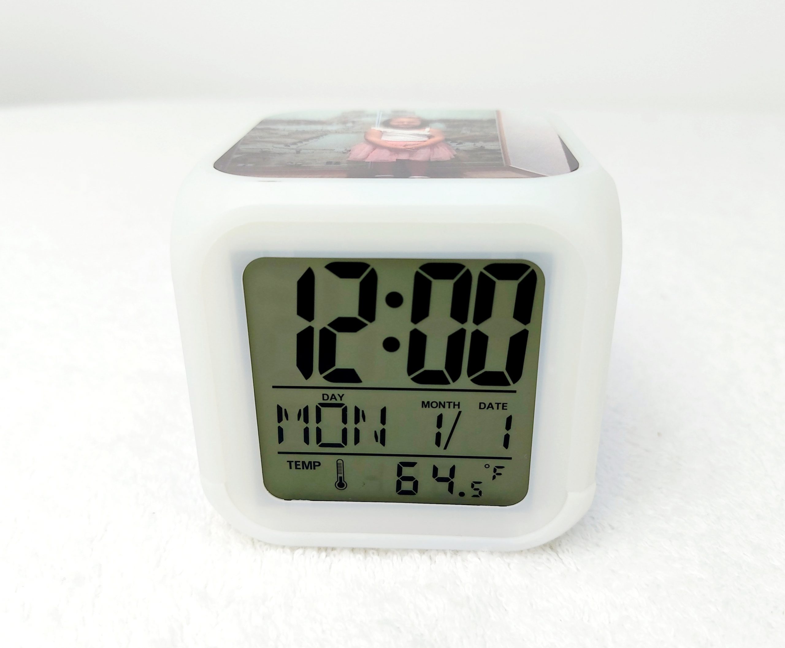 Reloj despertador con luz de colores - Imagen 6
