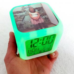 Reloj despertador con luz de colores