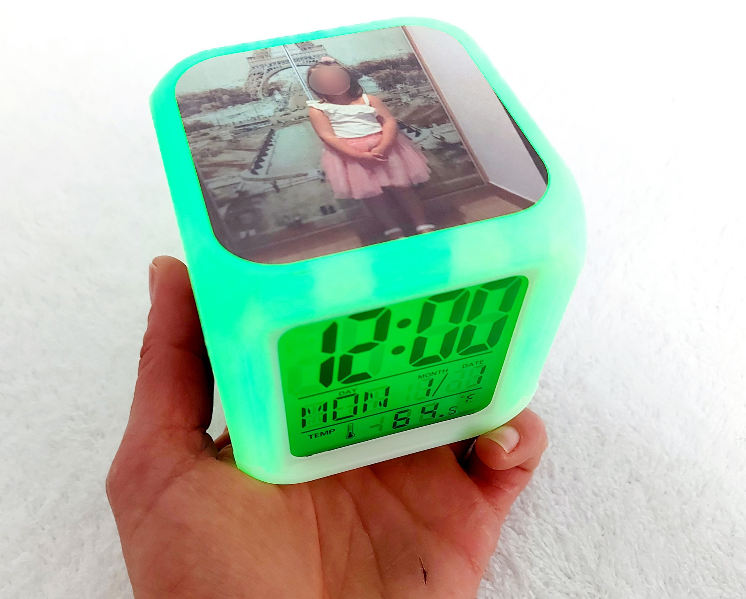 Reloj despertador con luz de colores