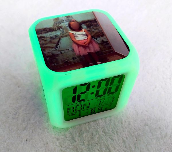 Reloj despertador con luz de colores - Imagen 3