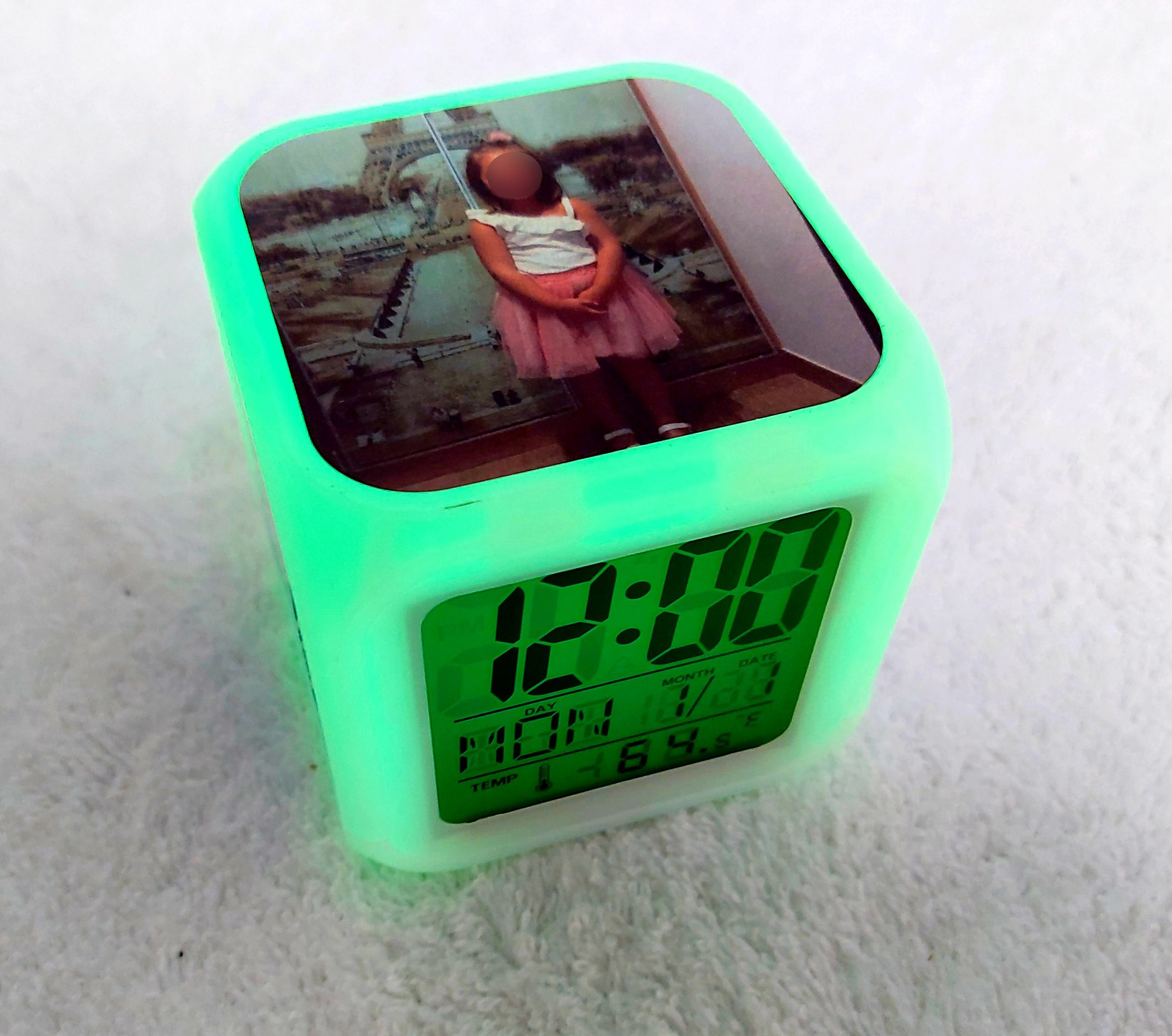 Reloj despertador con luz de colores - Imagen 3