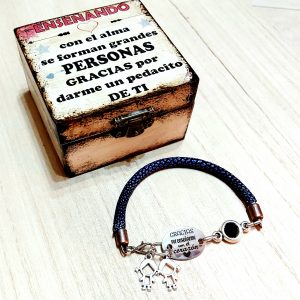 Pulsera cordón pez chapa ovalada.