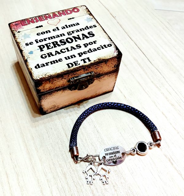 Pulsera cordón pez chapa ovalada.