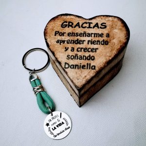 Llavero redondo se necesita... en caja corazón