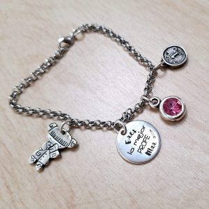 Pulsera abalorios + chapa grabada seño