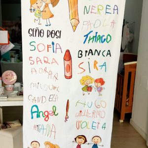 Toalla nombres escritos por los alumnos