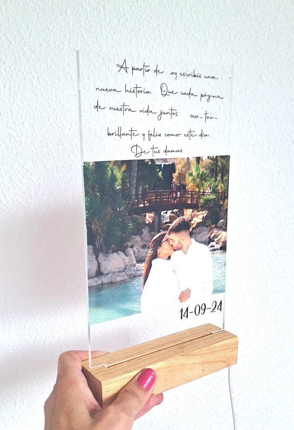 Lámpara de metacrilato + base de madera con luz novios