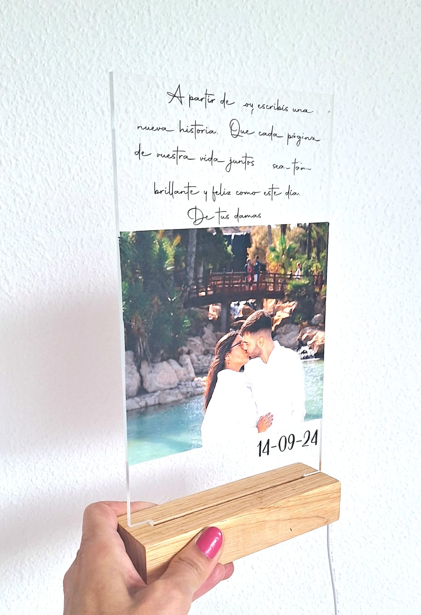 Lámpara de metacrilato + base de madera con luz novios