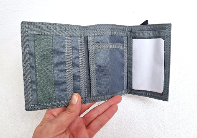 monedero de niño gris